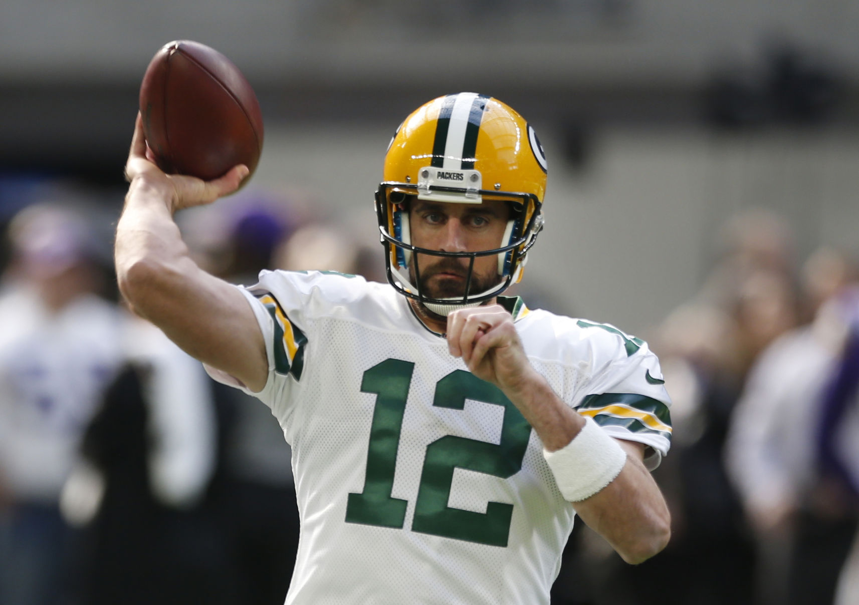 Aaron Rodgers warms up
